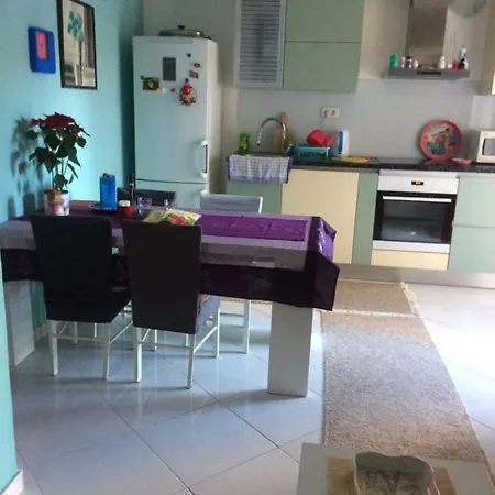 Διαμέρισμα Spacious With Big Garden Near *