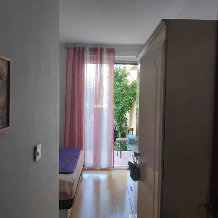 Spacious With Big Garden Near Apartamento Split